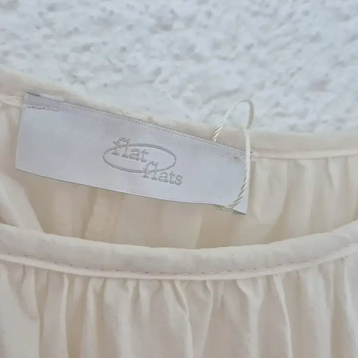 [SOLD OUT] 플랏 플랏츠 퍼프 뒷트임  블라우스