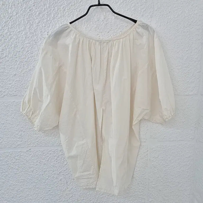 [SOLD OUT] 플랏 플랏츠 퍼프 뒷트임  블라우스
