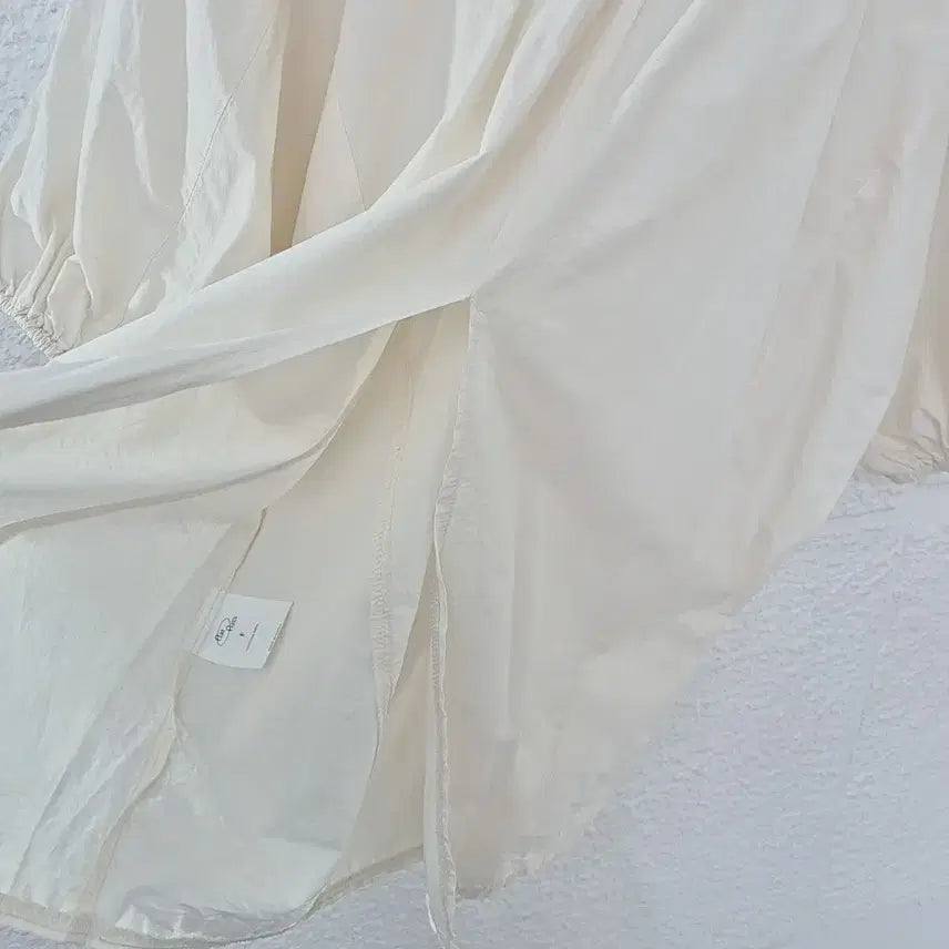 [SOLD OUT] 플랏 플랏츠 퍼프 뒷트임  블라우스