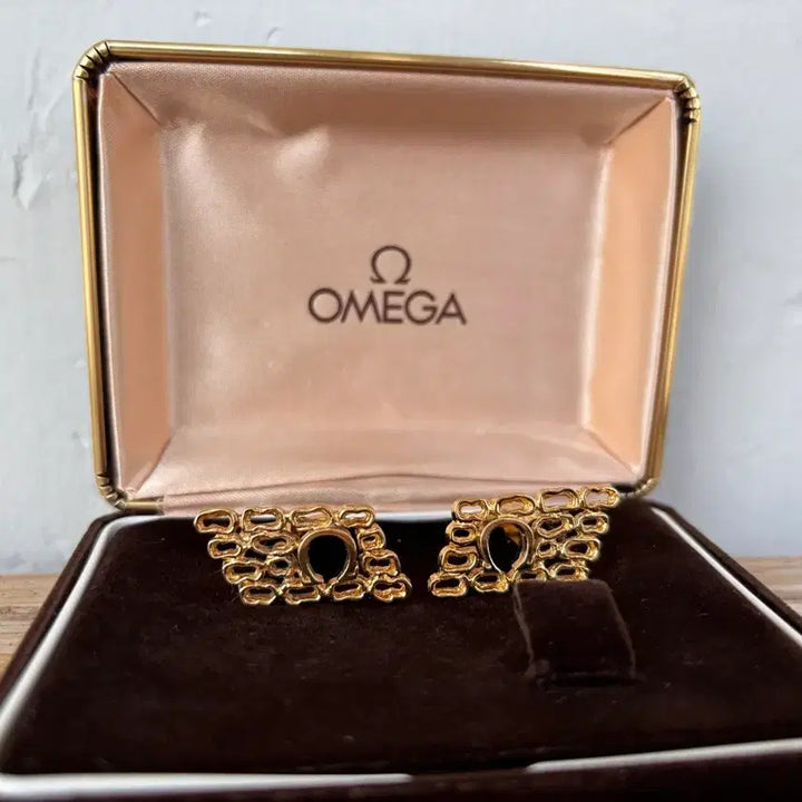 [BUNJANG] Vintage Omega D 3D Logo Cutout Open Cufflinks Gold / 빈티지 오메가 골드 커프스 버튼