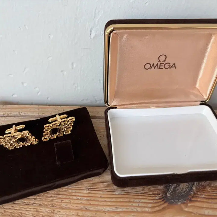 [BUNJANG] Vintage Omega D 3D Logo Cutout Open Cufflinks Gold / 빈티지 오메가 골드 커프스 버튼