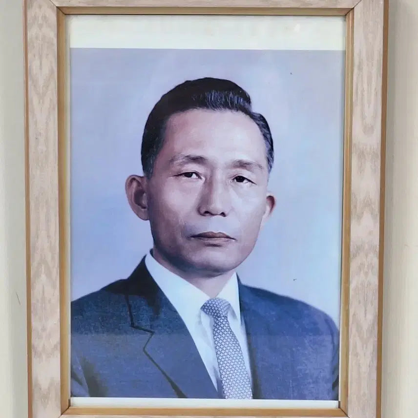 [BUNJANG] Vintage Park Chung-hee Portrait Photo Frame / 근대사 수집 자료 옛날 박정희 대통령 액자 사진