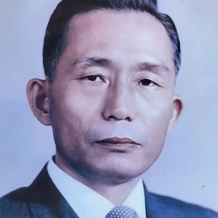 [BUNJANG] Vintage Park Chung-hee Portrait Photo Frame / 근대사 수집 자료 옛날 박정희 대통령 액자 사진