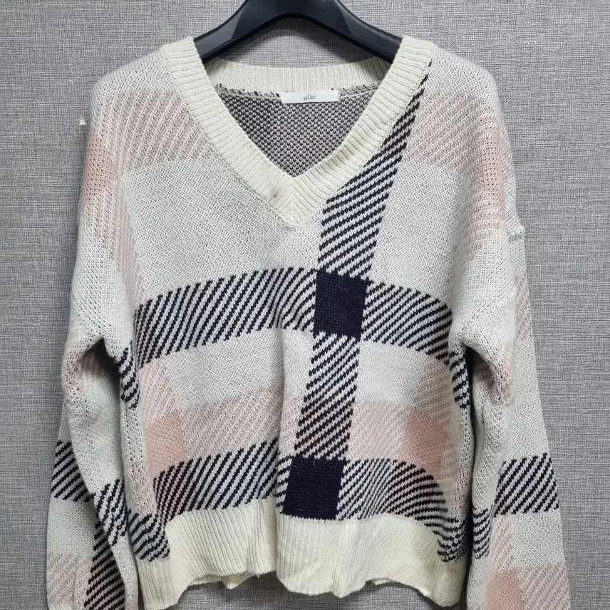 [BUNJANG] Alte Check Pattern V-Neck Knit Sweater / alte 브이넥 체크 패턴 니트66~77