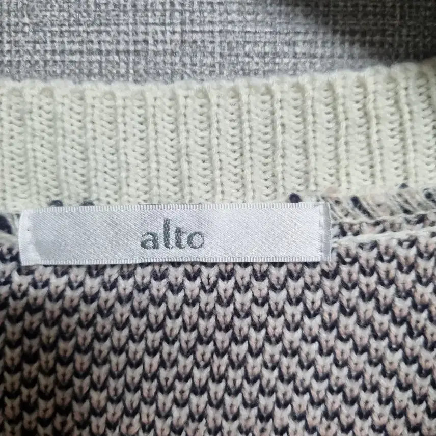 [BUNJANG] Alte Check Pattern V-Neck Knit Sweater / alte 브이넥 체크 패턴 니트66~77
