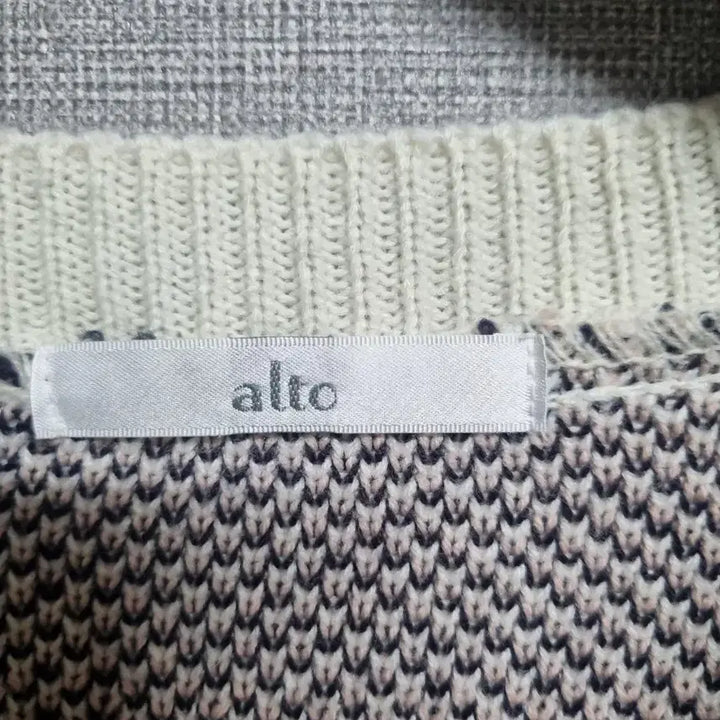 [BUNJANG] Alte Check Pattern V-Neck Knit Sweater / alte 브이넥 체크 패턴 니트66~77