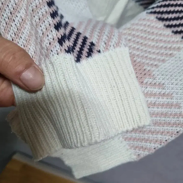 [BUNJANG] Alte Check Pattern V-Neck Knit Sweater / alte 브이넥 체크 패턴 니트66~77