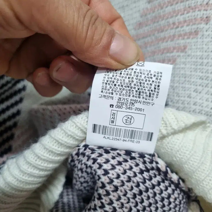 [BUNJANG] Alte Check Pattern V-Neck Knit Sweater / alte 브이넥 체크 패턴 니트66~77