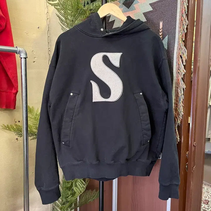 [BUNJANG] Setter Rivet Applique Pocket Logo Hoodie / 세터 리벳 아플리케 포켓 로고 후드티 
