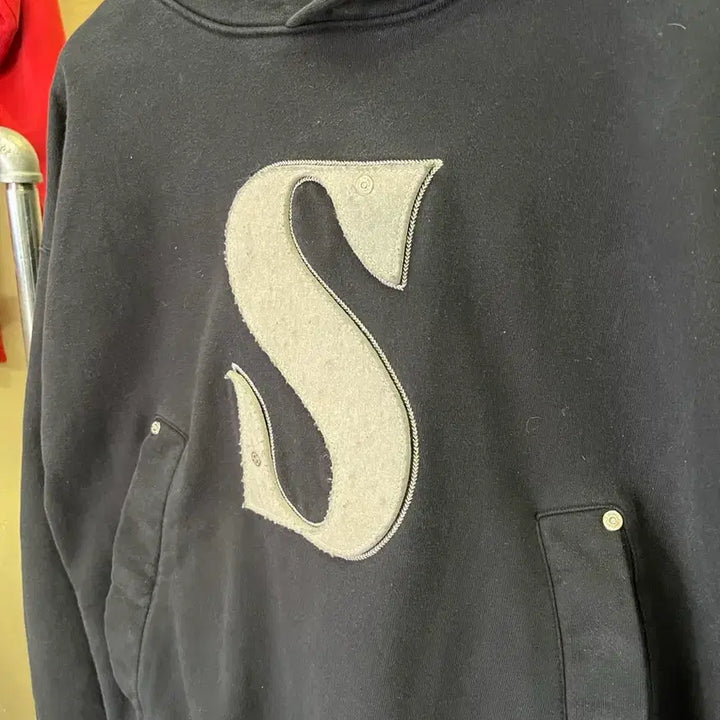 [BUNJANG] Setter Rivet Applique Pocket Logo Hoodie / 세터 리벳 아플리케 포켓 로고 후드티 