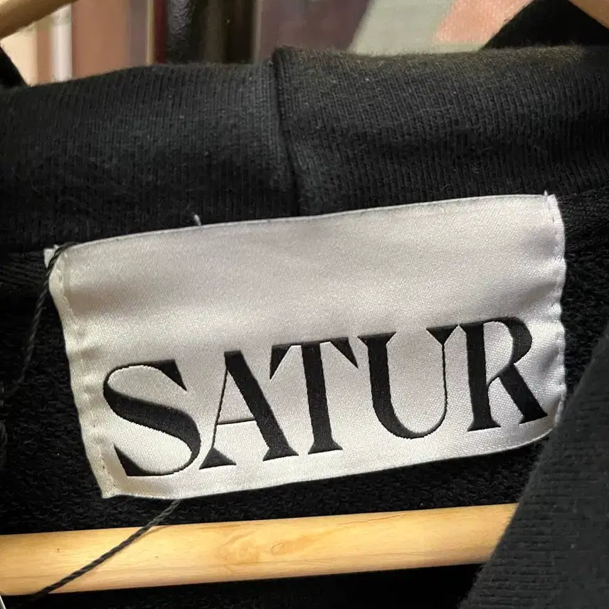 [BUNJANG] Setter Rivet Applique Pocket Logo Hoodie / 세터 리벳 아플리케 포켓 로고 후드티 