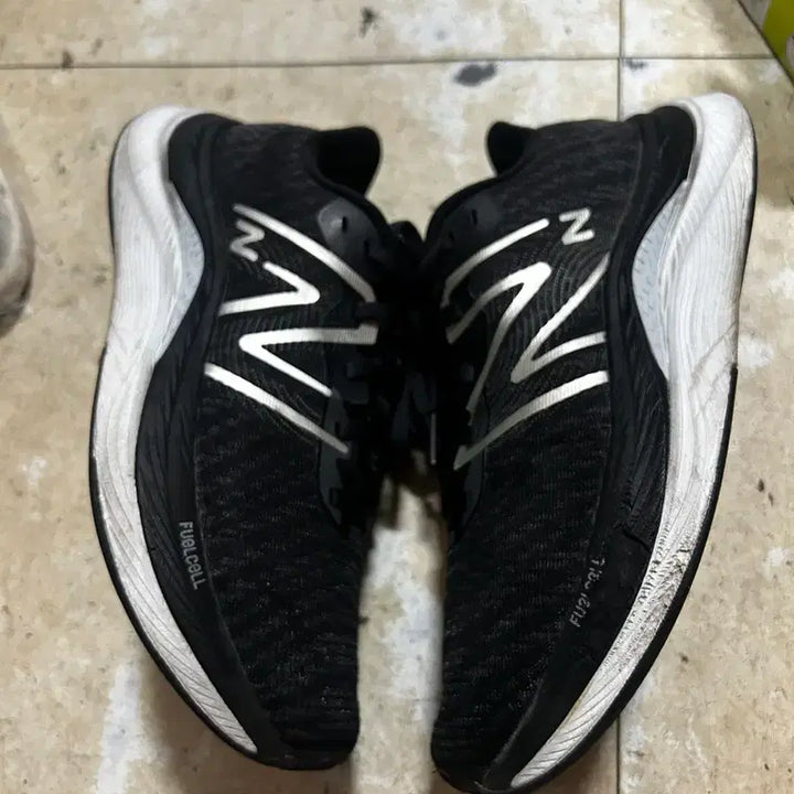 [BUNJANG] New Balance FuelCell Propel V4 Running Shoes / 뉴발란스 퓨어셀 프로펠 V4 블랙 255mm 런닝화