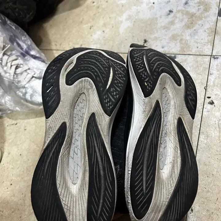[BUNJANG] New Balance FuelCell Propel V4 Running Shoes / 뉴발란스 퓨어셀 프로펠 V4 블랙 255mm 런닝화