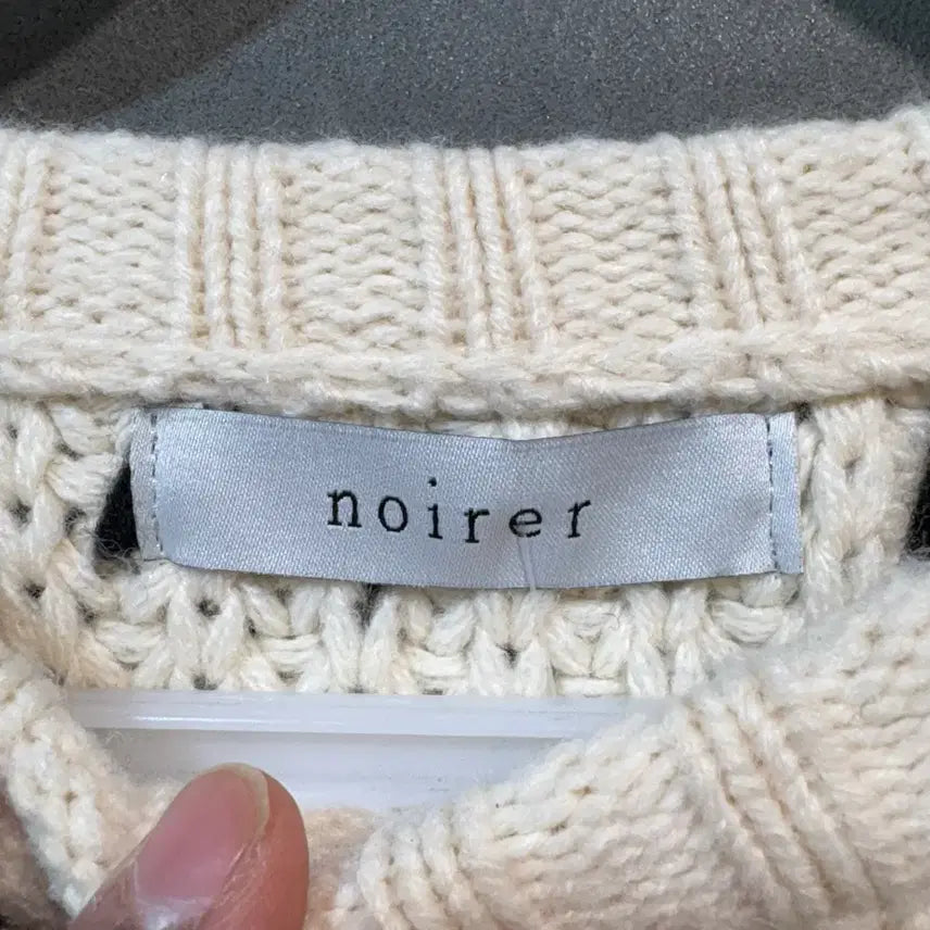 [SOLD OUT] [F] NOIRER 노이어 크롭 꽈배기 니트