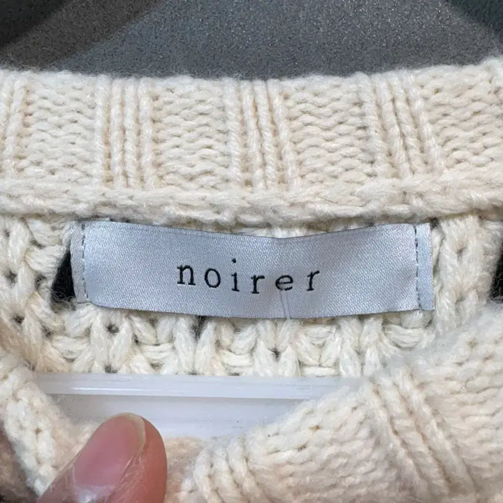 [SOLD OUT] [F] NOIRER 노이어 크롭 꽈배기 니트