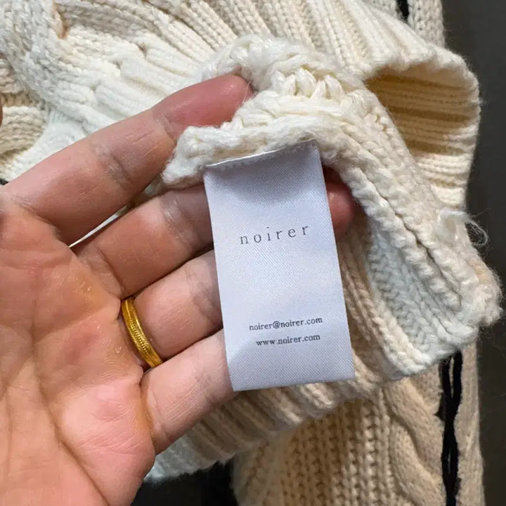 [SOLD OUT] [F] NOIRER 노이어 크롭 꽈배기 니트