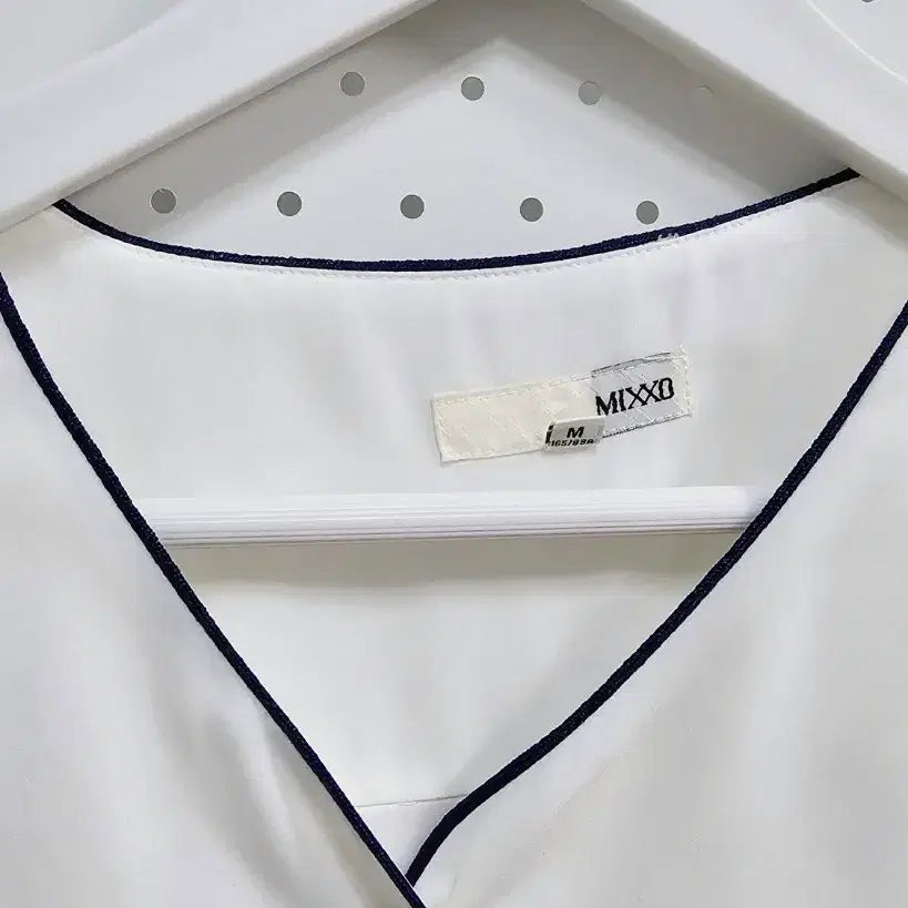 [BUNJANG] MIXXO Lettering White Blouse / 미쏘 파이핑 블라우스 레터링 화이트 블라우스