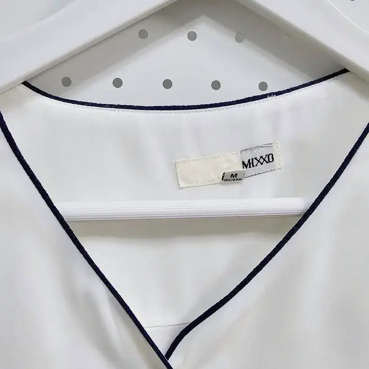 [BUNJANG] MIXXO Lettering White Blouse / 미쏘 파이핑 블라우스 레터링 화이트 블라우스