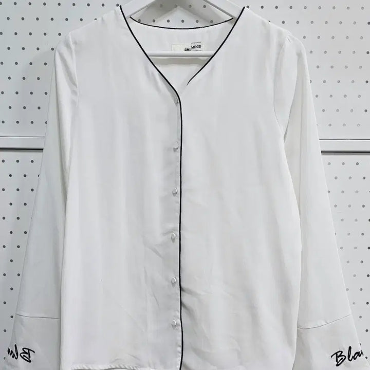 [BUNJANG] MIXXO Lettering White Blouse / 미쏘 파이핑 블라우스 레터링 화이트 블라우스