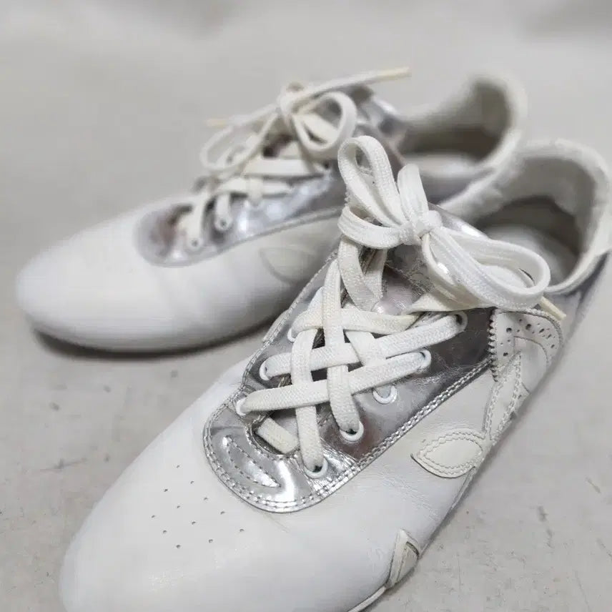 [BUNJANG] White Silver Point Sneakers / 235 흰색 은색 포인트 운동화
