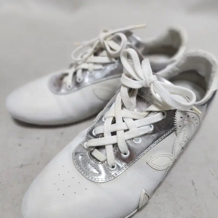 [BUNJANG] White Silver Point Sneakers / 235 흰색 은색 포인트 운동화