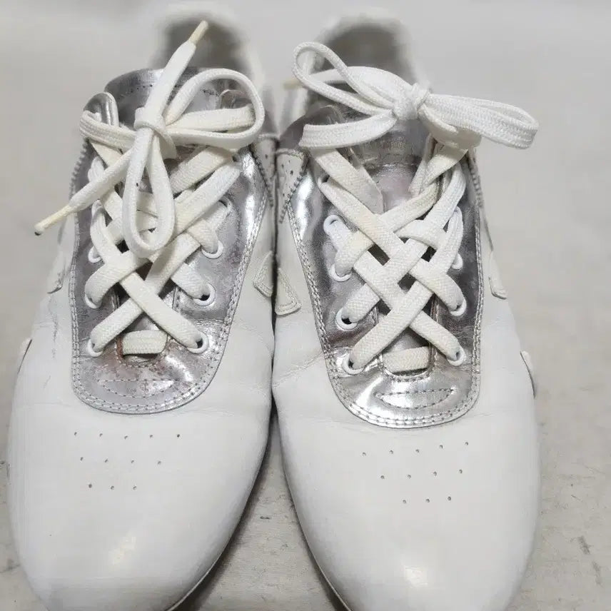 [BUNJANG] White Silver Point Sneakers / 235 흰색 은색 포인트 운동화