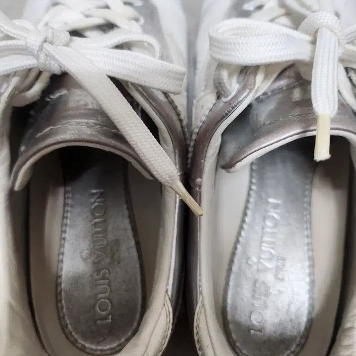 [BUNJANG] White Silver Point Sneakers / 235 흰색 은색 포인트 운동화