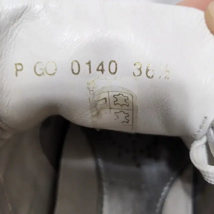 [BUNJANG] White Silver Point Sneakers / 235 흰색 은색 포인트 운동화