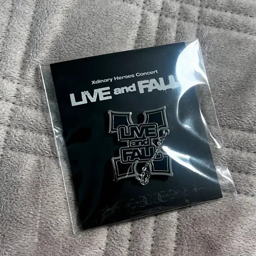 [BUNJANG] Xdinary Heroes Lip&amp;PoL Badge / 미개봉) 엑디즈 립앤폴 뱃지 엑스디너리히어로즈