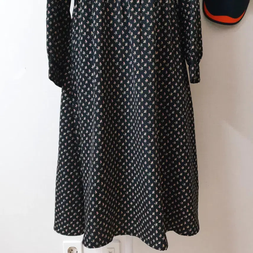 [BUNJANG] Plastic Island Floral Pointed Collar Long Dress Black / 플라스틱아일랜드 20SS 꽃무늬 뾰족카라 롱원피스 55 블랙 S