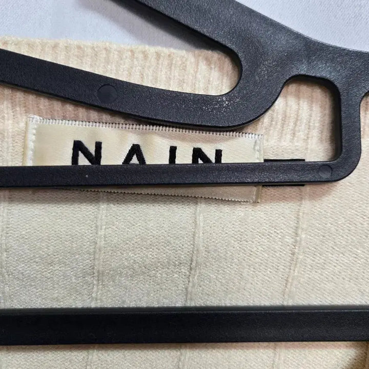 [BUNJANG] NAIN V-Neck Ribbed Knit Sweater Ivory / NAIN 나인 브이넥 골지 니트 아이보리 FREE
