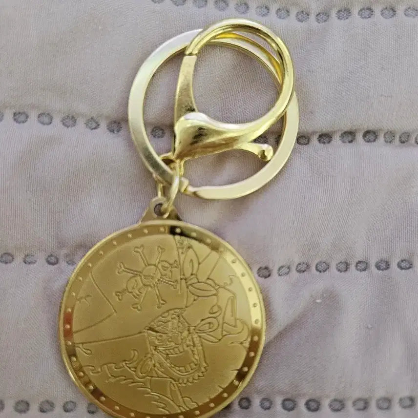 [BUNJANG] One Piece Blackbeard Gold Keyring / 원피스 검은수염 금색 키링