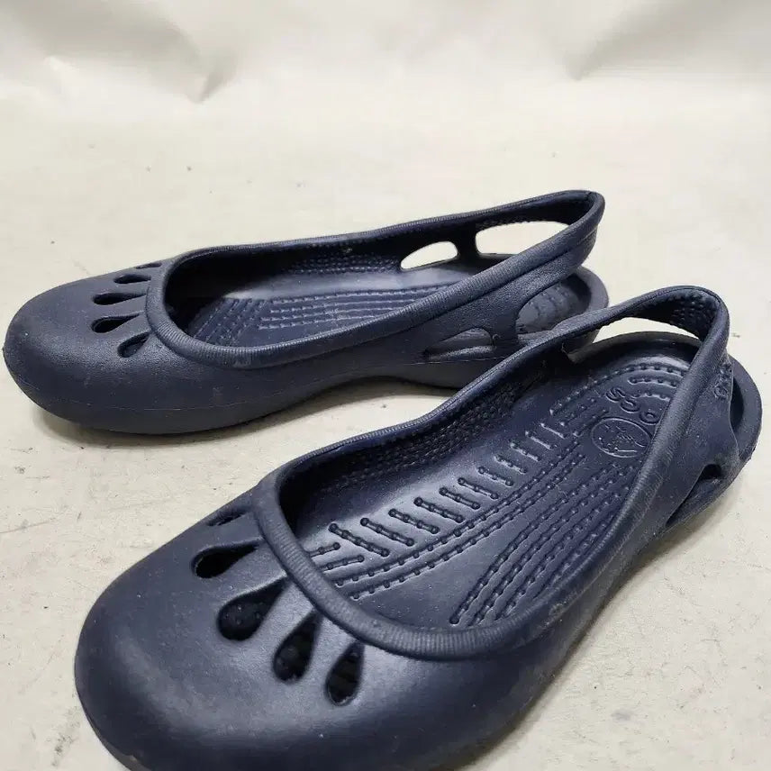 [SOLD OUT] 225 크록스 발레리나 플랫 네이비 여성 샌들