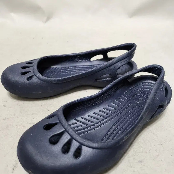[SOLD OUT] 225 크록스 발레리나 플랫 네이비 여성 샌들