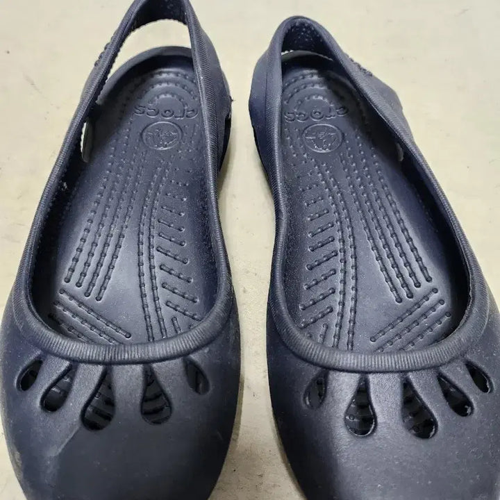 [SOLD OUT] 225 크록스 발레리나 플랫 네이비 여성 샌들