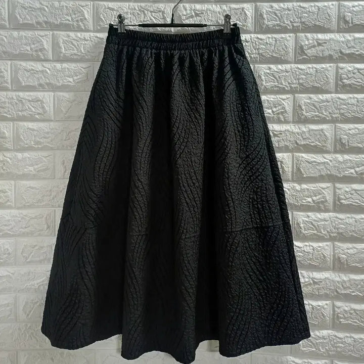 [BUNJANG] muzak A-Line Long Skirt / muzak.  엠보 A라인 롱스커트 블랙