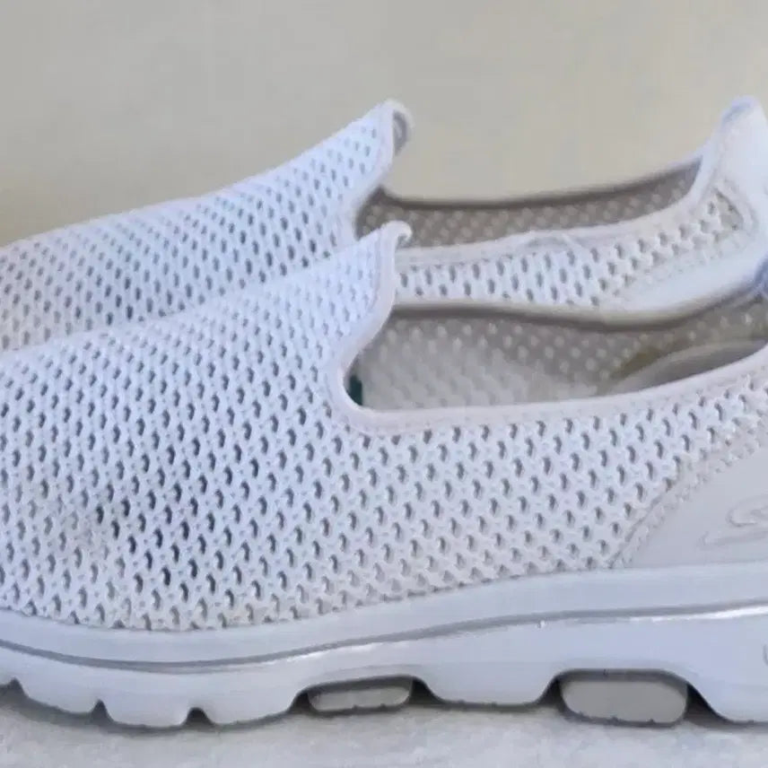 [BUNJANG] Skechers Go Walk 5 Comfort Breathable Slip-on Sneakers / [240] 스케쳐스 고워크5 컴포트브레스블 슬립온 화이트ㅡ단종매물,최저가