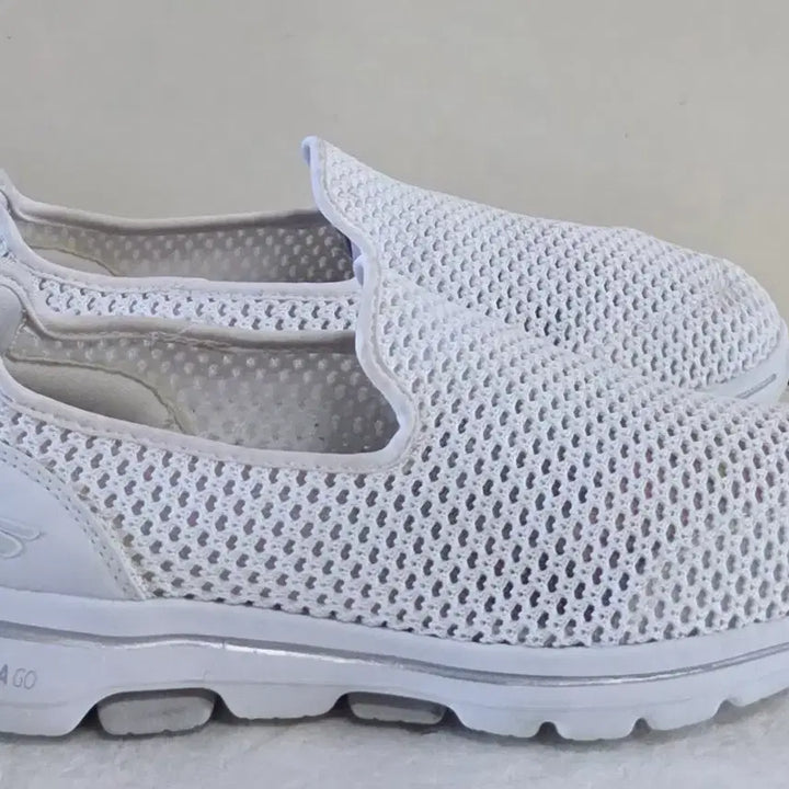 [BUNJANG] Skechers Go Walk 5 Comfort Breathable Slip-on Sneakers / [240] 스케쳐스 고워크5 컴포트브레스블 슬립온 화이트ㅡ단종매물,최저가