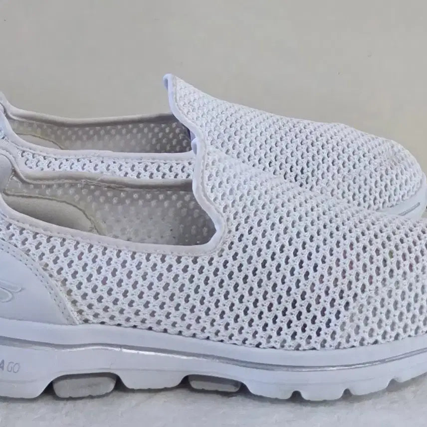 [BUNJANG] Skechers Go Walk 5 Comfort Breathable Slip-on Sneakers / [240] 스케쳐스 고워크5 컴포트브레스블 슬립온 화이트ㅡ단종매물,최저가