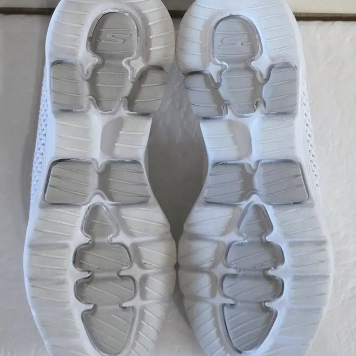 [BUNJANG] Skechers Go Walk 5 Comfort Breathable Slip-on Sneakers / [240] 스케쳐스 고워크5 컴포트브레스블 슬립온 화이트ㅡ단종매물,최저가