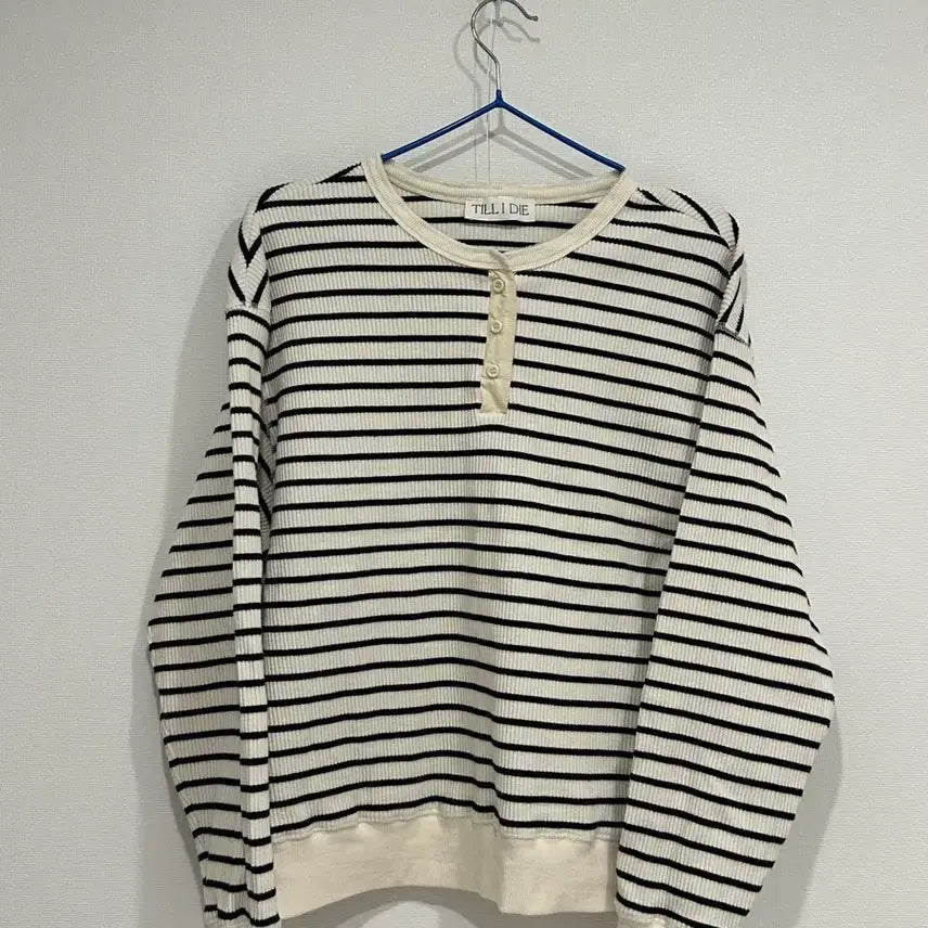 [BUNJANG] Til I Die Henley Neck Stripe Sweatshirt / 틸아이다이 헨리넥 스트라이프 맨투맨