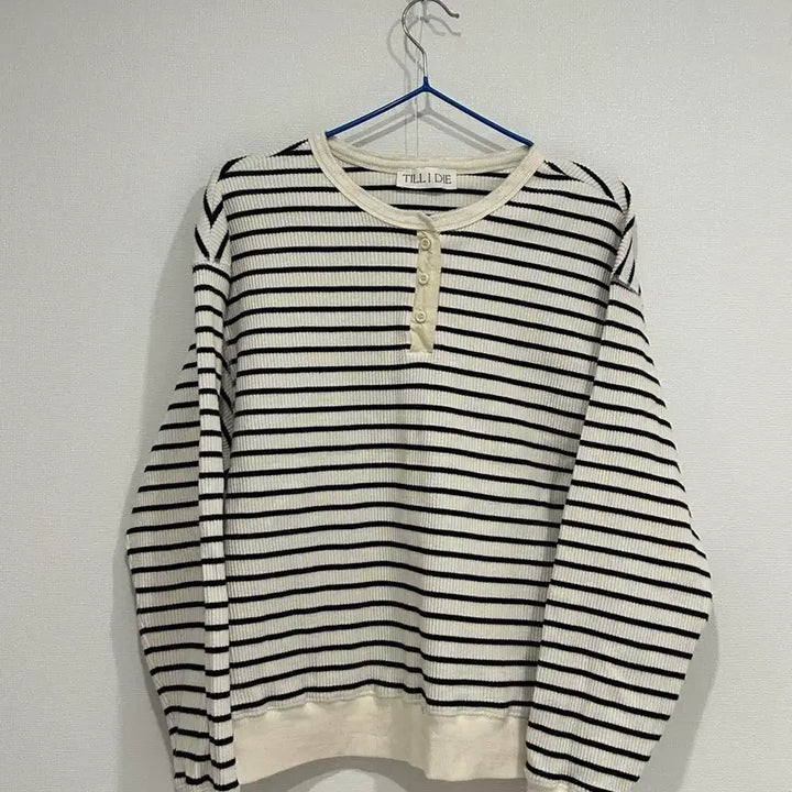 [BUNJANG] Til I Die Henley Neck Stripe Sweatshirt / 틸아이다이 헨리넥 스트라이프 맨투맨