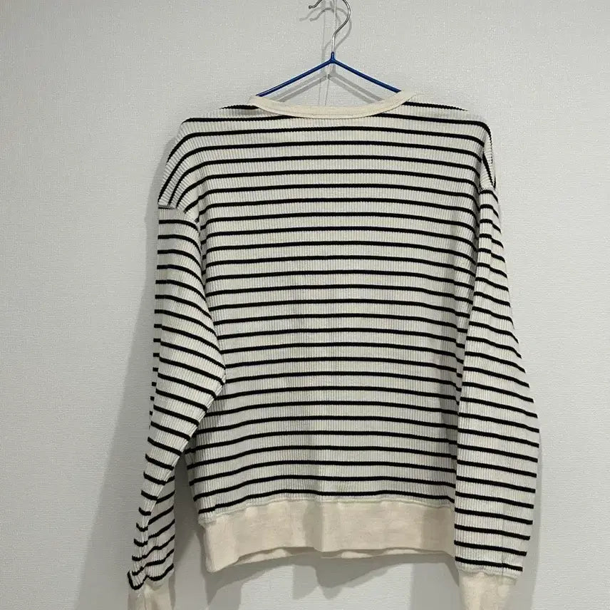 [BUNJANG] Til I Die Henley Neck Stripe Sweatshirt / 틸아이다이 헨리넥 스트라이프 맨투맨