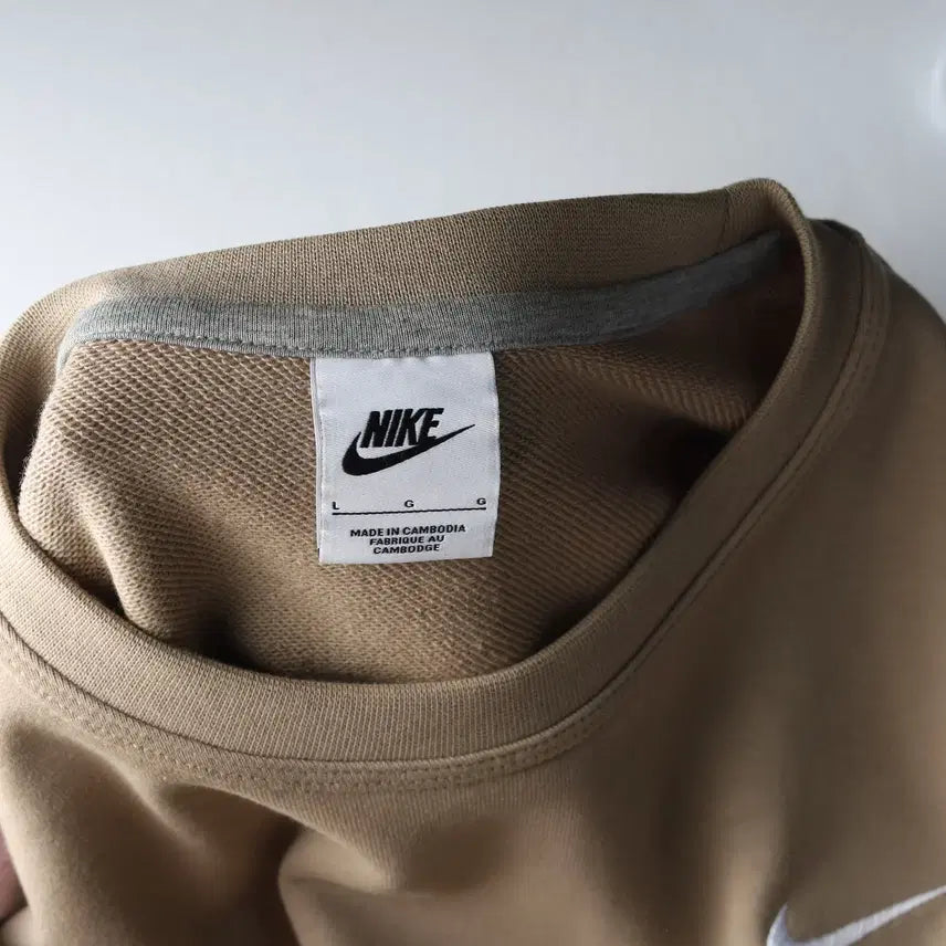 [SOLD OUT] 나이키 23FW 스우시 로고 코튼 맨투맨 베이지