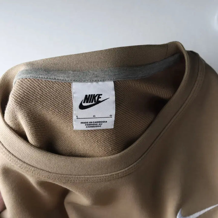 [SOLD OUT] 나이키 23FW 스우시 로고 코튼 맨투맨 베이지