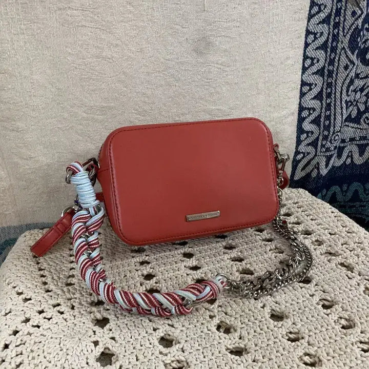 [BUNJANG] Charles &amp; Keith Leather Chain Crossbody Bag / [F] 찰스앤키스 가죽 체인 크로스백 숄더백 가방