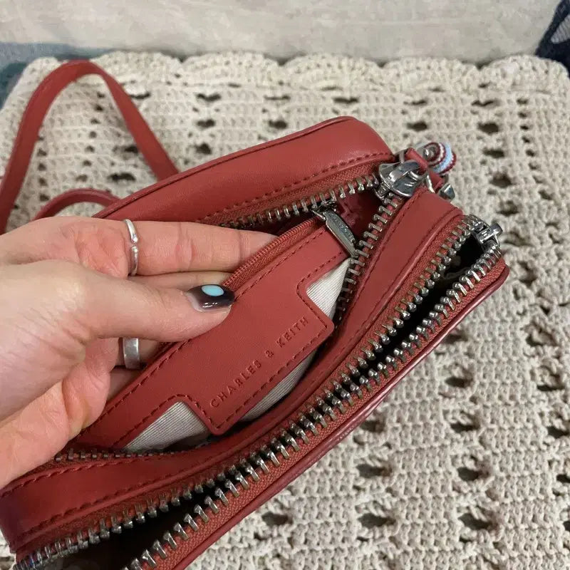 [BUNJANG] Charles &amp; Keith Leather Chain Crossbody Bag / [F] 찰스앤키스 가죽 체인 크로스백 숄더백 가방