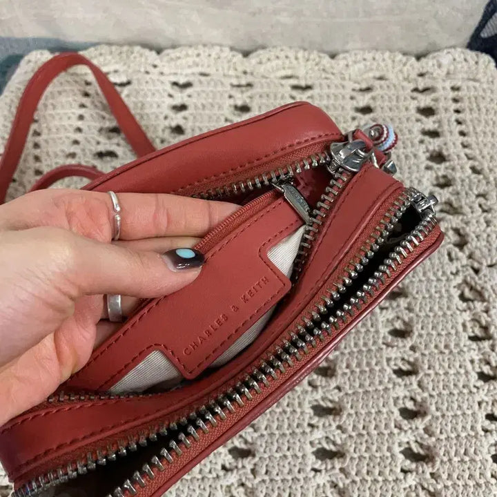 [BUNJANG] Charles &amp; Keith Leather Chain Crossbody Bag / [F] 찰스앤키스 가죽 체인 크로스백 숄더백 가방