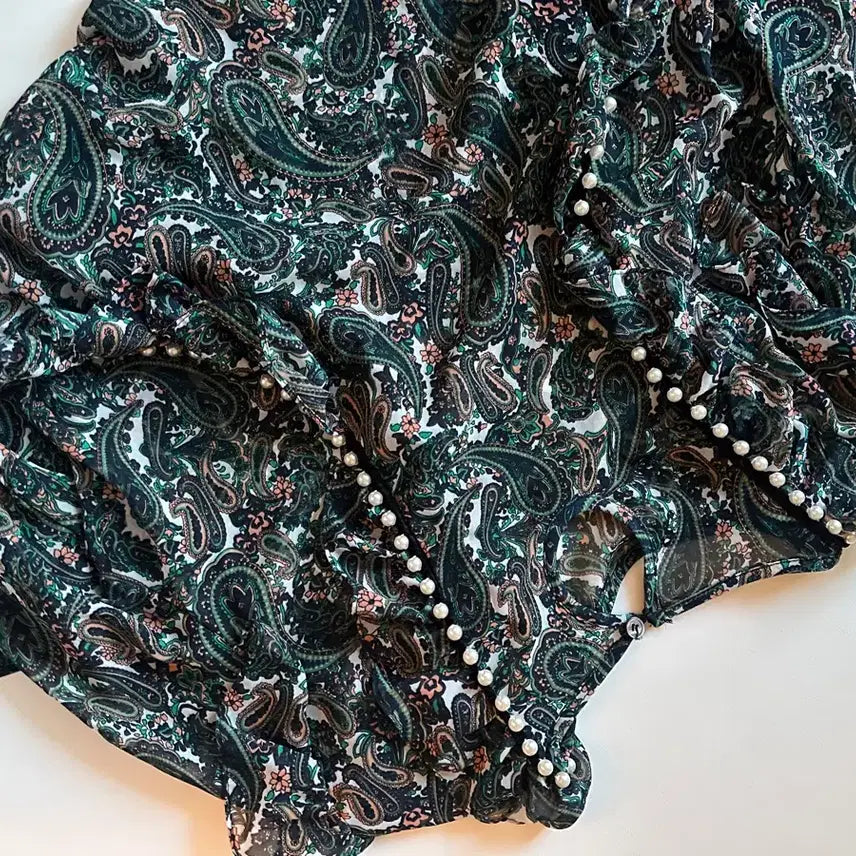 [BUNJANG] Paisley Pattern Blouse with Pearl Detail / 페이즐리 패턴 블라우스 진주 디테일
