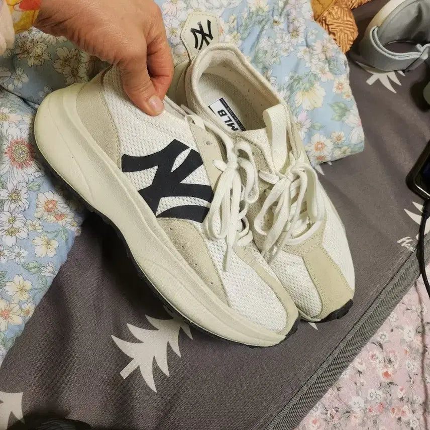 [BUNJANG] MLB New York Yankees Ivory Sneakers (260) / MLB 뉴욕 양키스 운동화 스니커즈 아이보리260